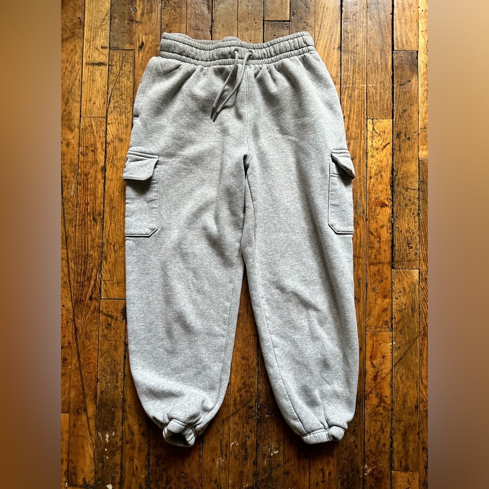UNDER ARMOUR WOMEN’S ESSENTIAL FLEECE PLAYBACK CARGO PANTS GREY SIZE M